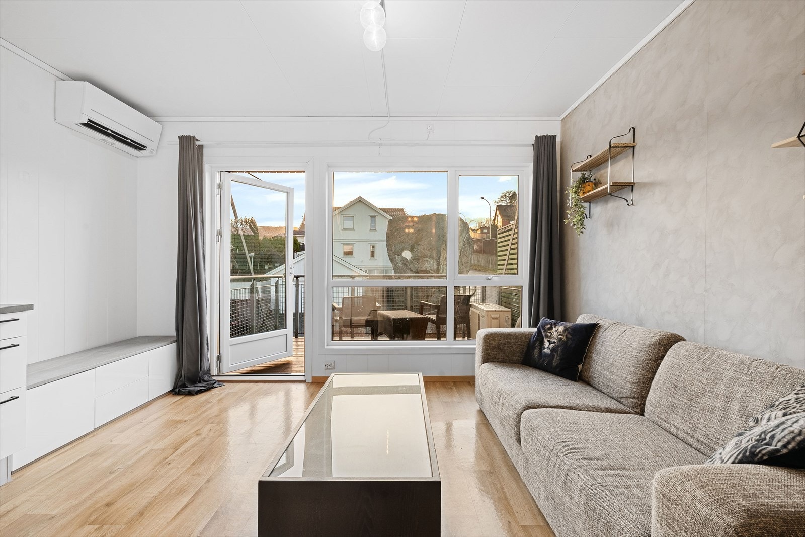 Hjemmets ypperlige plassering i byggets andre etasje byr på et luftig og åpent utsyn. Galleribilde