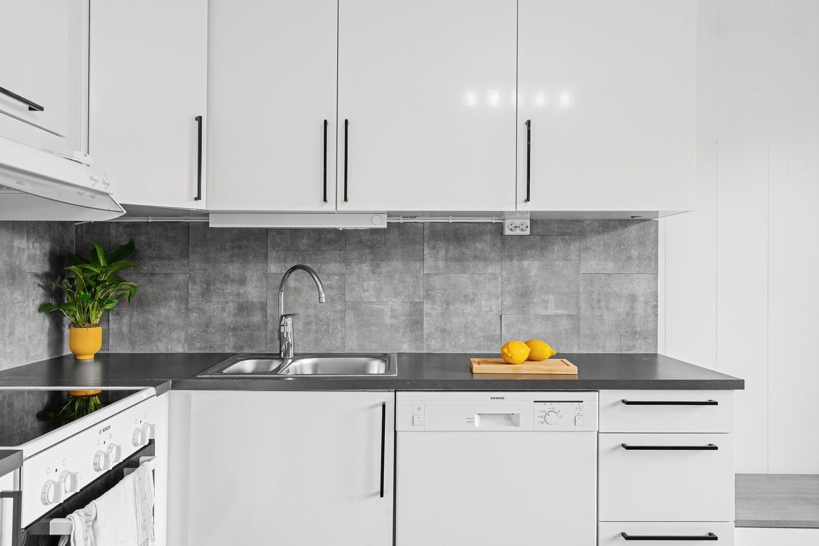 Kjøkkenet er levert i hvit utførelse og er funksjonelt utformet med bra lagringsplass i over - og underskap. Galleribilde