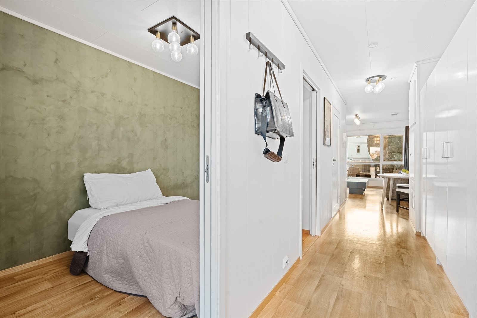 Entrèen er godt utnyttet areal for lagring, her har man praktiske garderobeskap som gir deg muligheter for gode lagringsmuligheter. Galleribilde