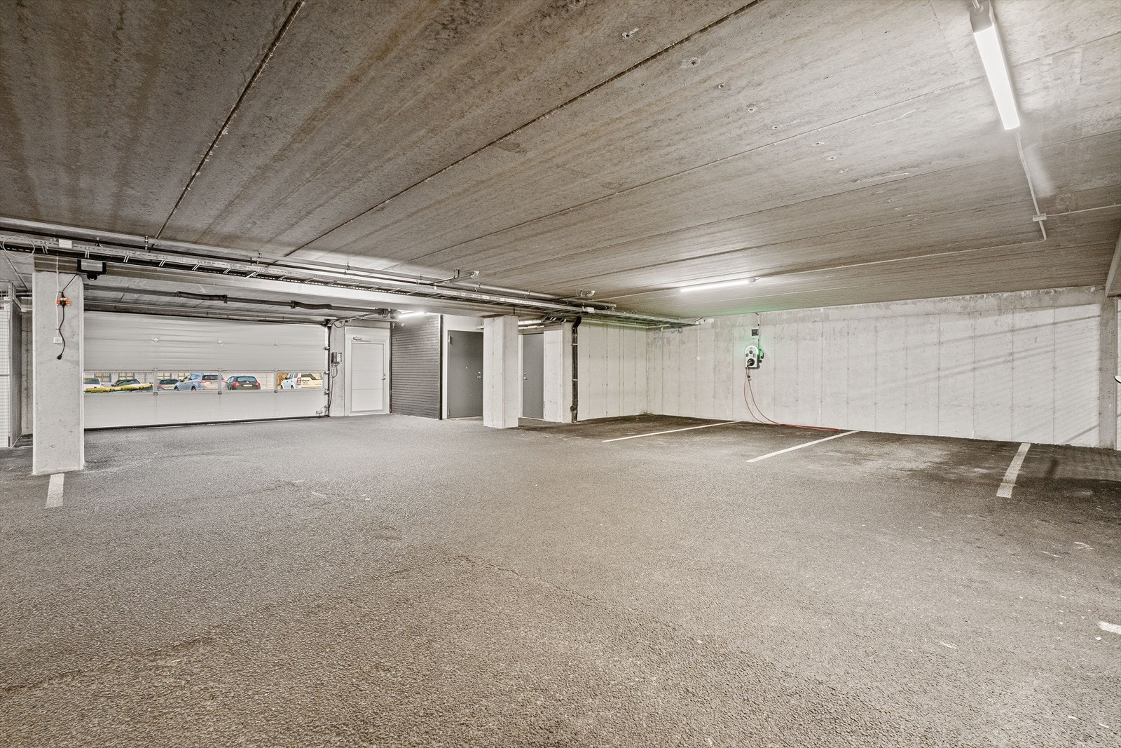 Her er det også installert el-bil lader på parkeringsplassen. Galleribilde