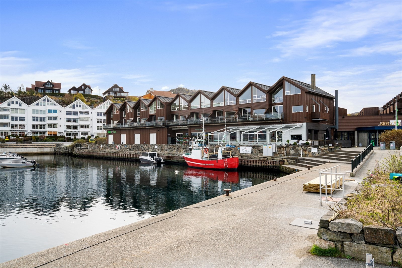 Fra eiendommen tar det få minutters spasertur til Hommersåk vågen og Bryggen senteret. Galleribilde