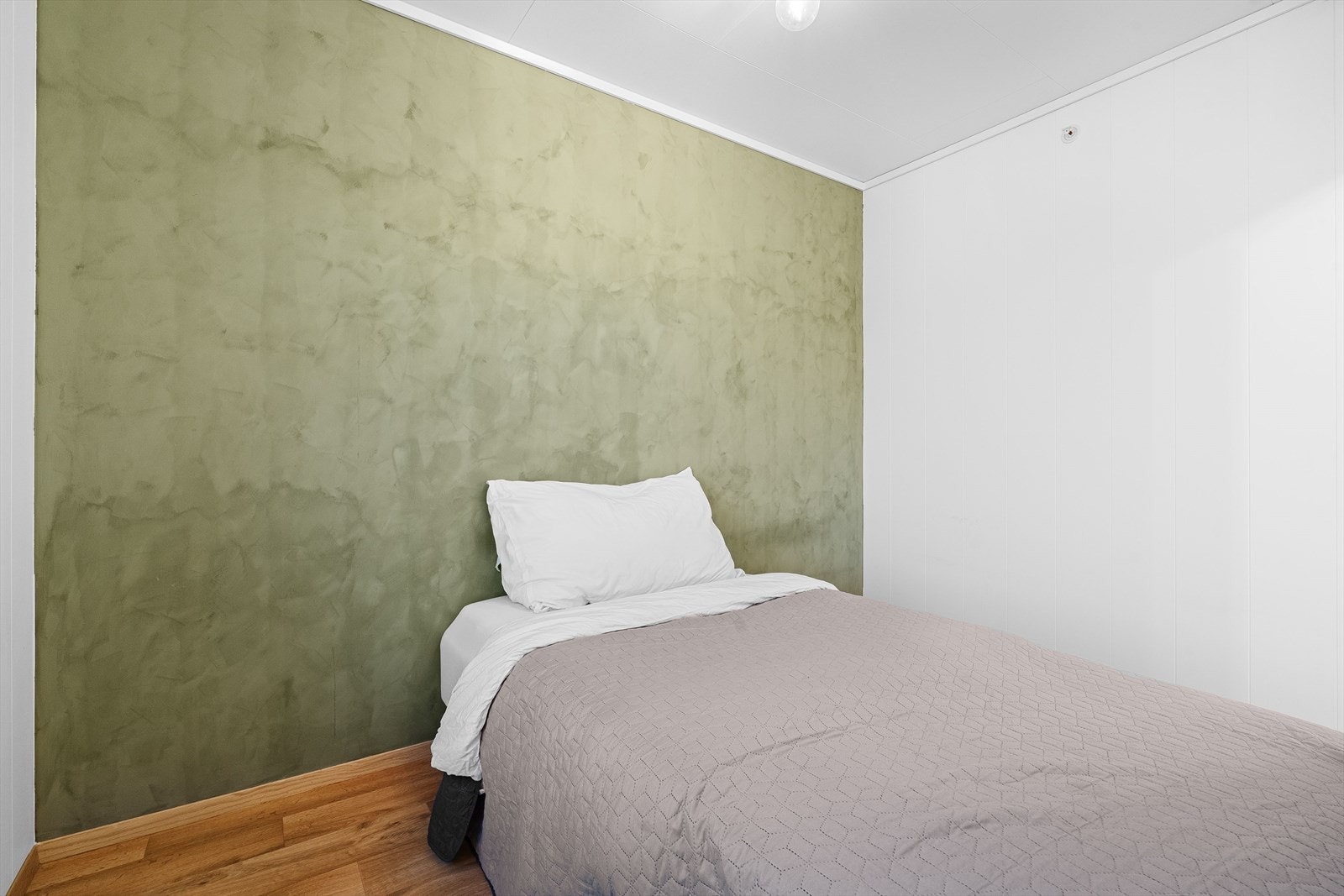 Soverommet er av god størrelse som enkelt kan møbleres med dobbeltseng og garderobeløsninger som gir gode lagringsmuligheter. Galleribilde