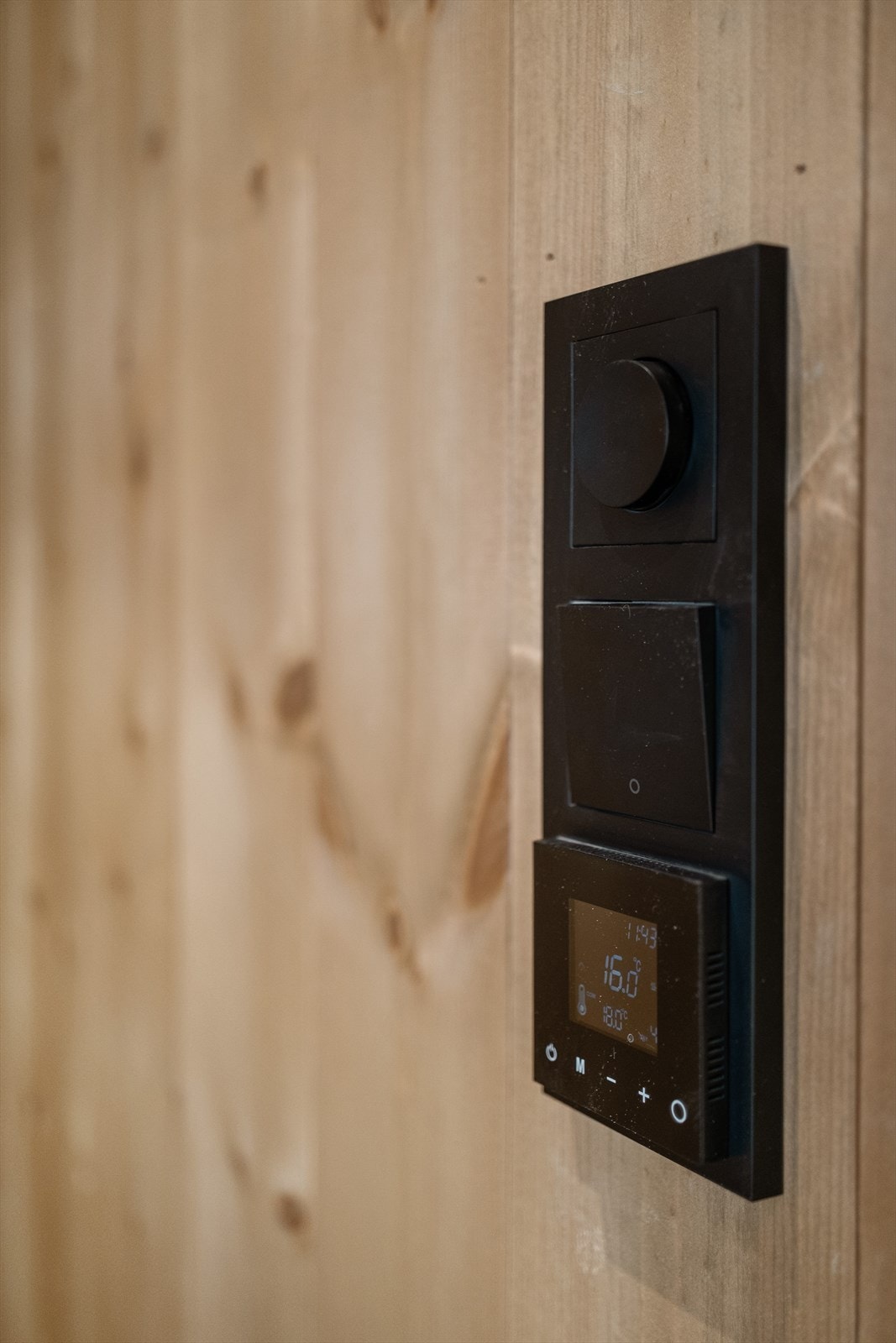 Behagelig oppvarming med vannbåren varme som gir jevn og komfortabel temperatur i hytta Galleribilde