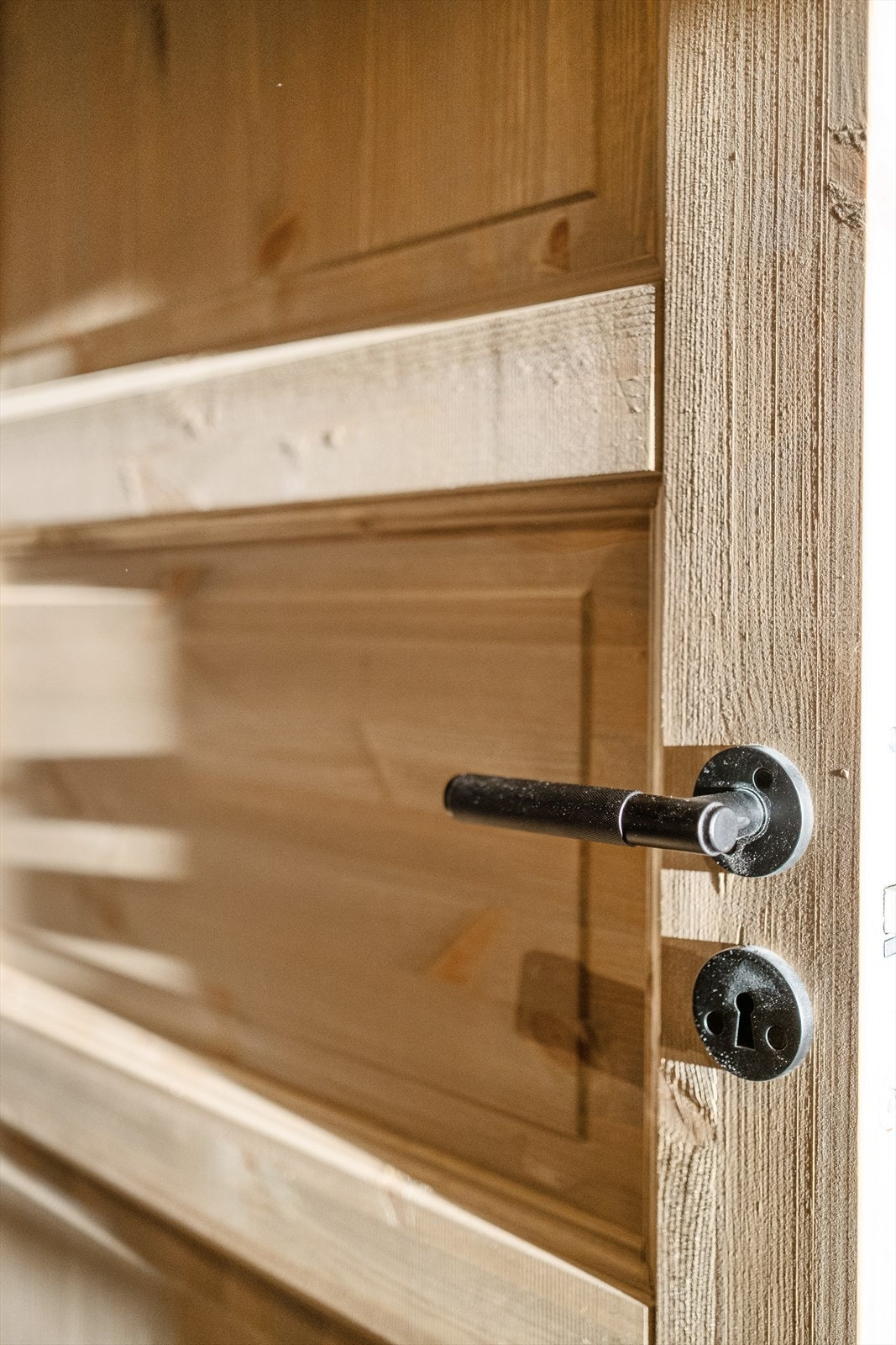 Gjennomgående innerdører i tre som gir et rolig og harmonisk uttrykk Galleribilde