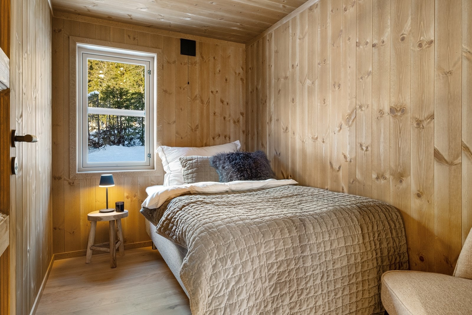 Praktisk soverom 2 i hovedetasjen med lun hyttefølelse og rolige omgivelser. Galleribilde