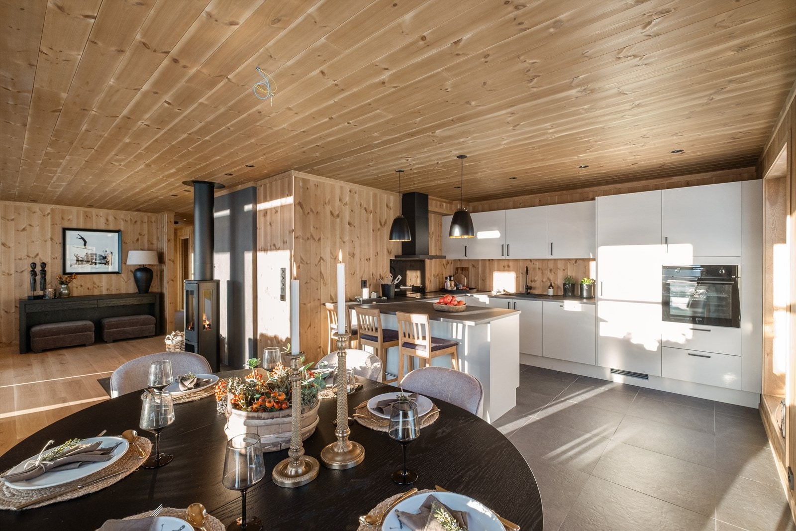 Stilrent Sigdal kjøkken med integrerte hvitevarer og praktisk løsning mot spiseplass Galleribilde