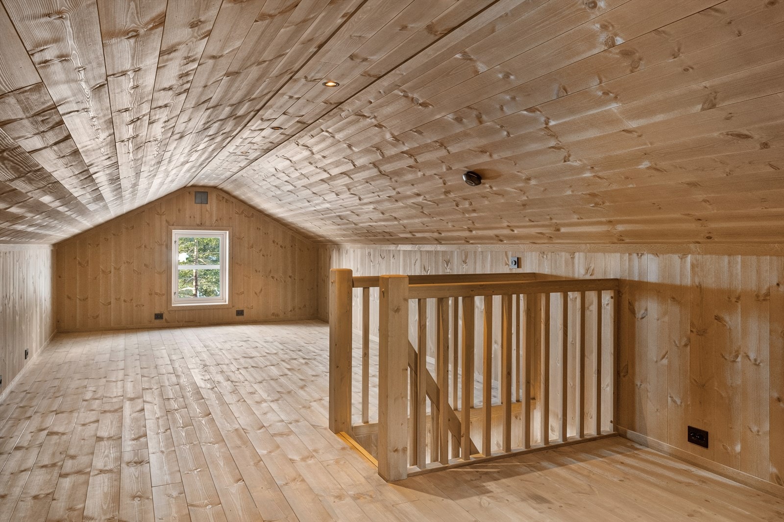 Loftsrom med skråtak og koselig atmosfære Galleribilde