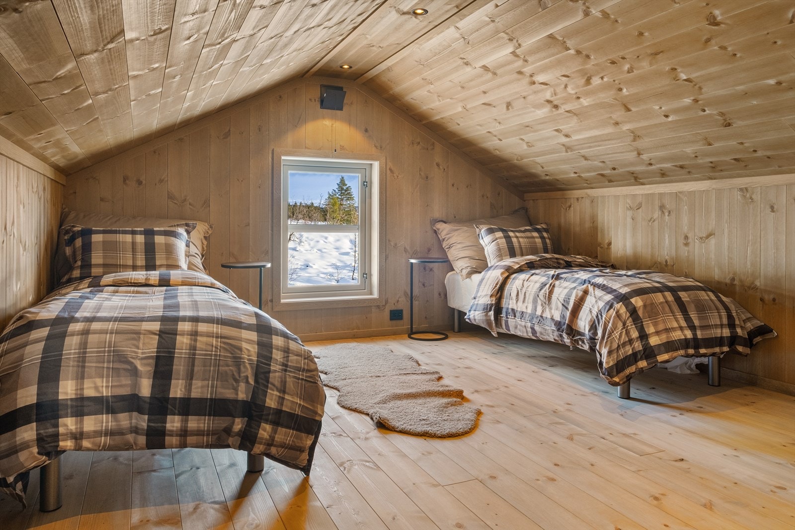 Romslig soverom på loft med gode møbleringsmuligheter - perfekt for familie eller gjester. Galleribilde