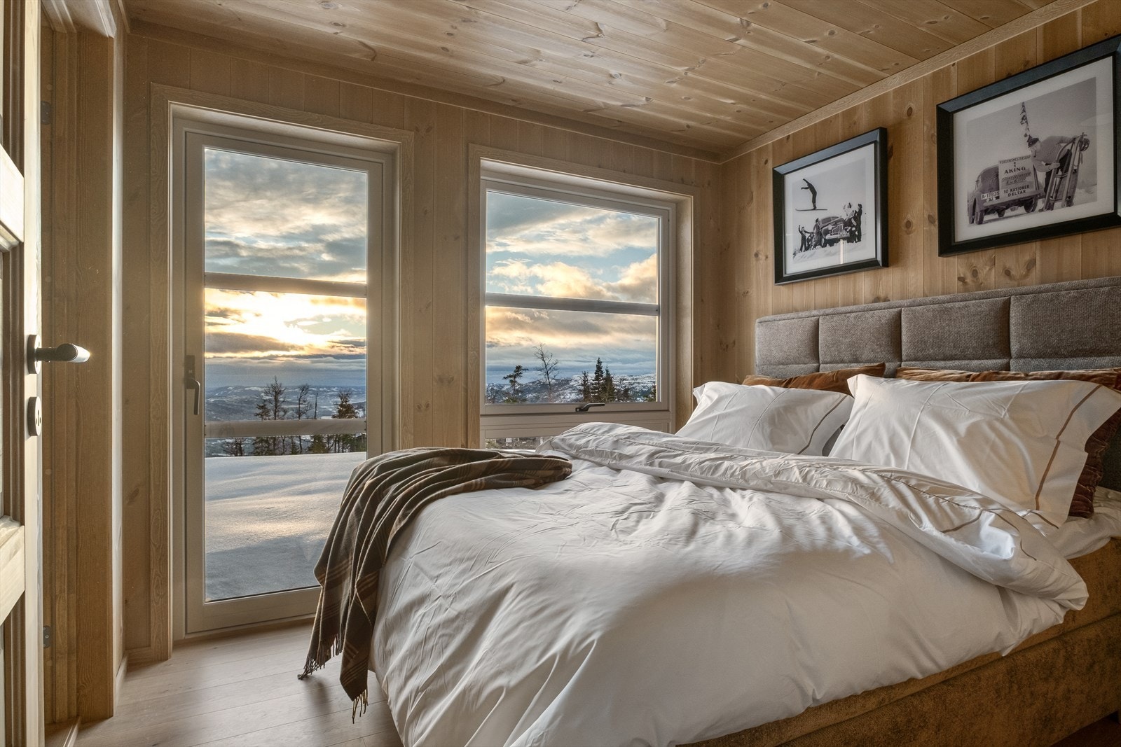 Lyst og innbydende soverom med parkett, panel og behagelig gulvvarme. Galleribilde