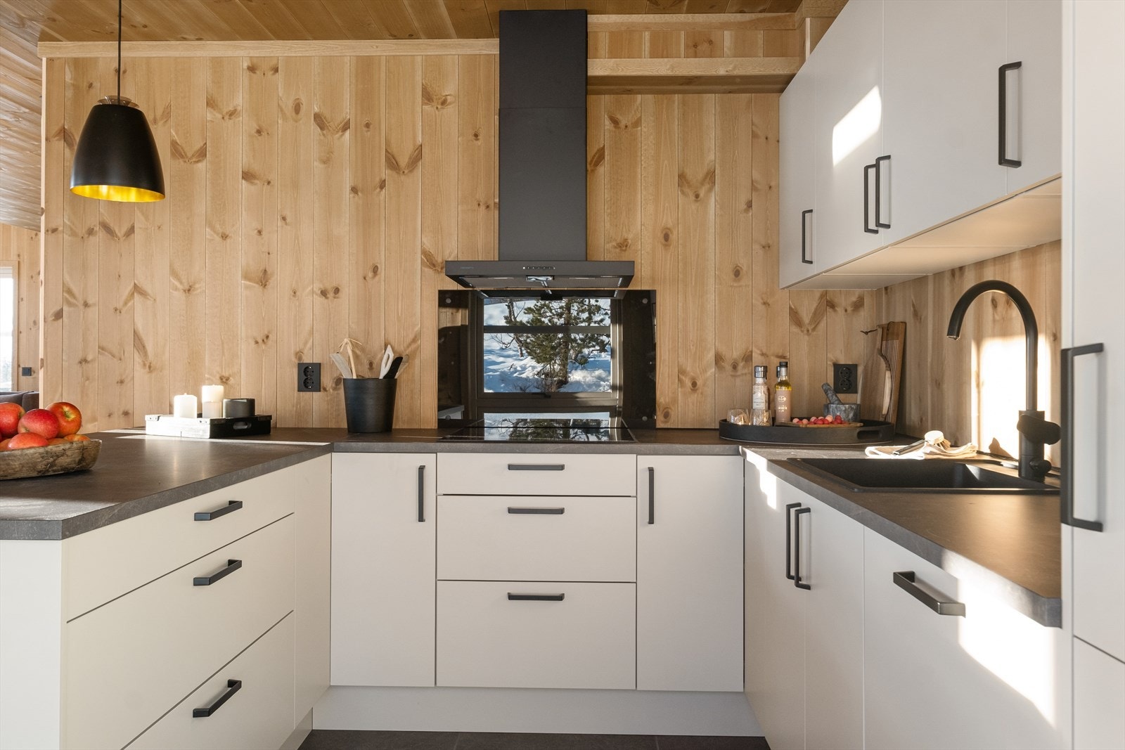 Delikat kombinasjon av lyse fronter, mørk benkeplate og flislagt gulv Galleribilde