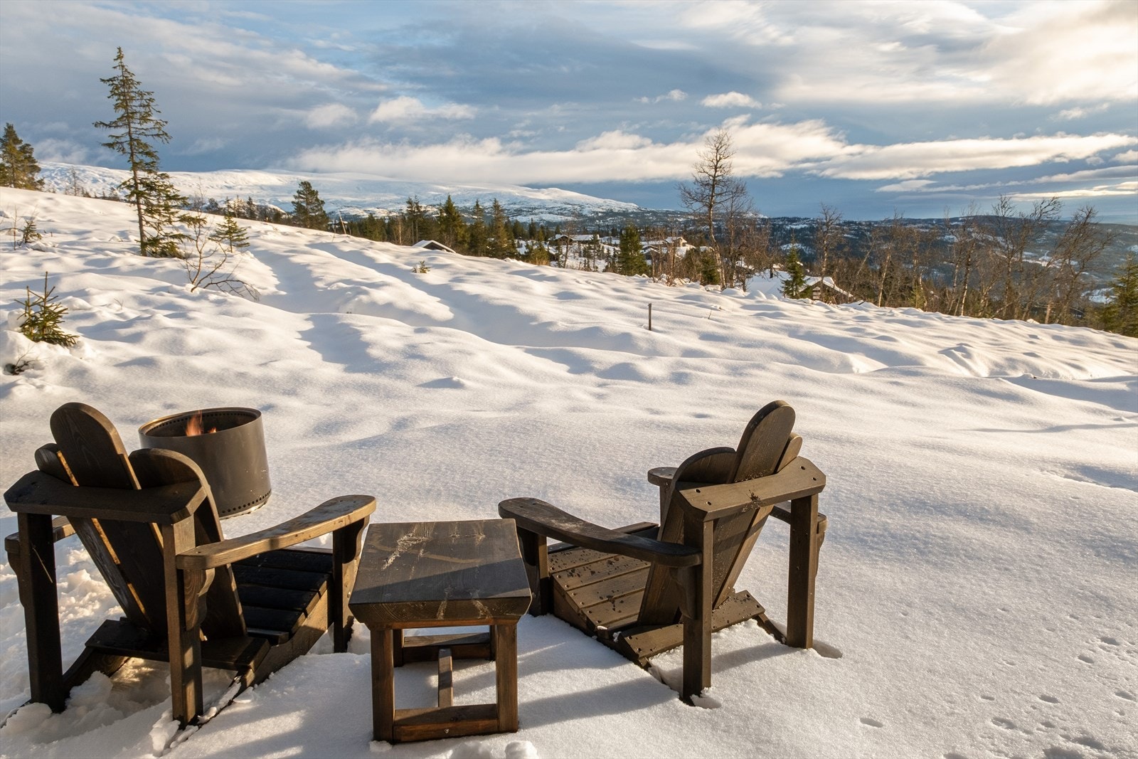 Stor sørøstvendt terrasse på ca. 50 m² med utgang fra flere rom - perfekt for solrike dager Galleribilde