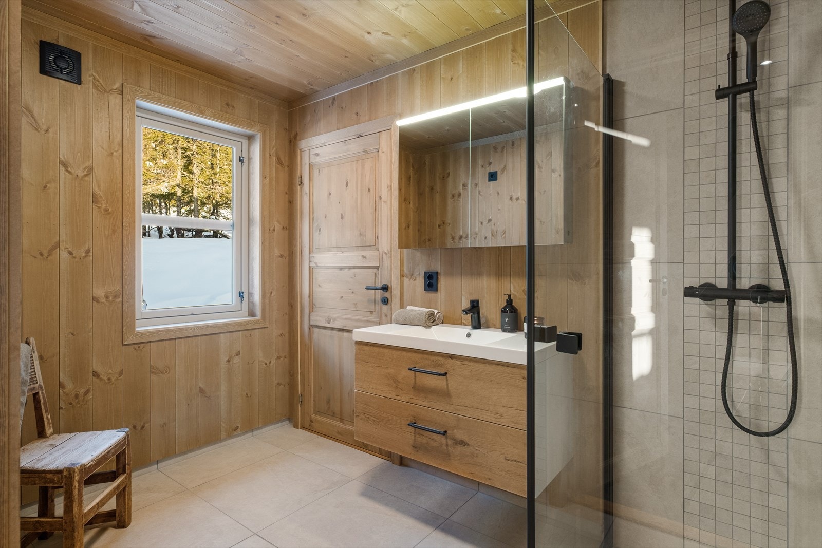 Pent bad 2 med flislagte overflater og gulvvarme Galleribilde