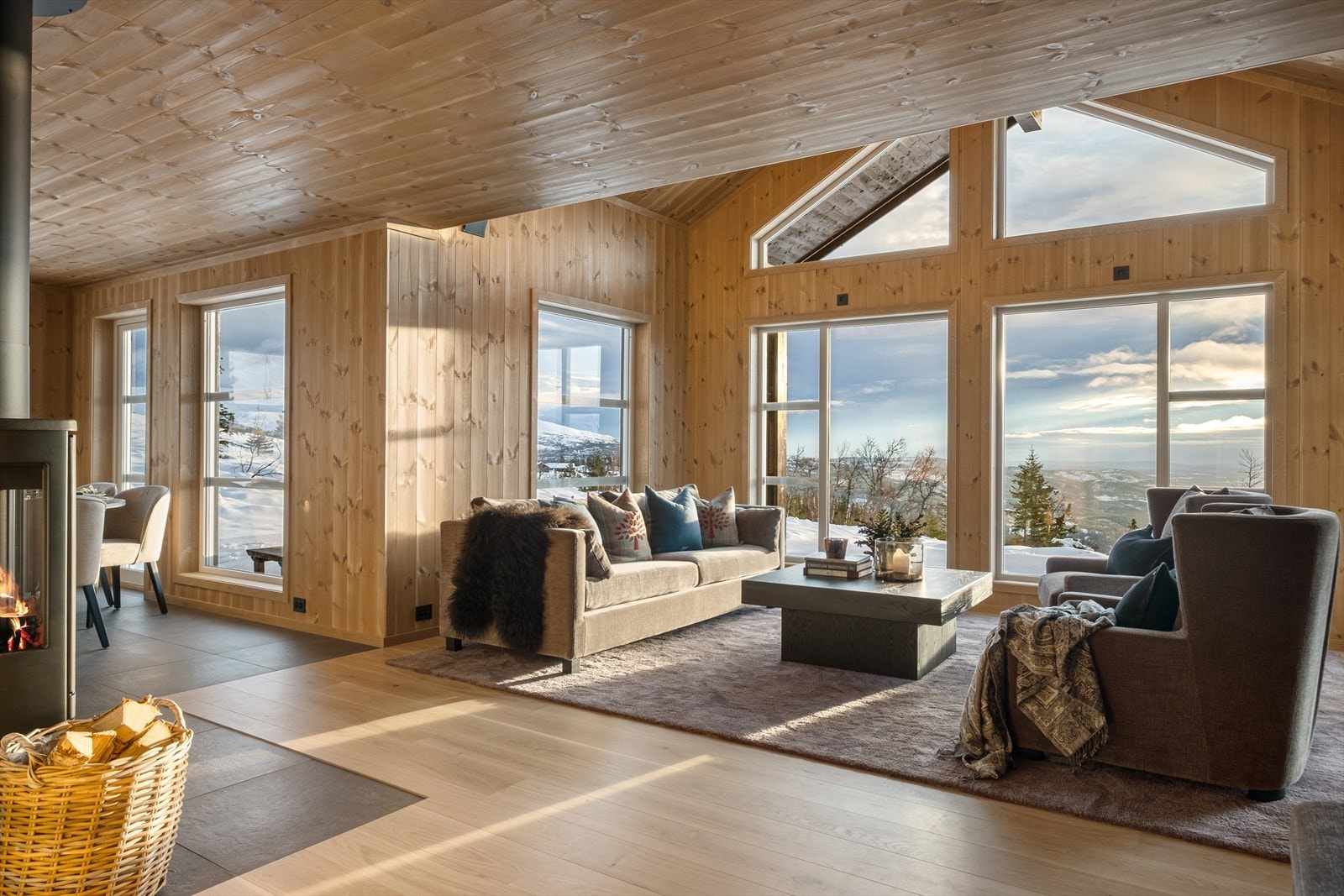 Stuen byr på god takhøyde, vedovn og en lun atmosfære - perfekt for hyggelige kvelder på fjellet Galleribilde