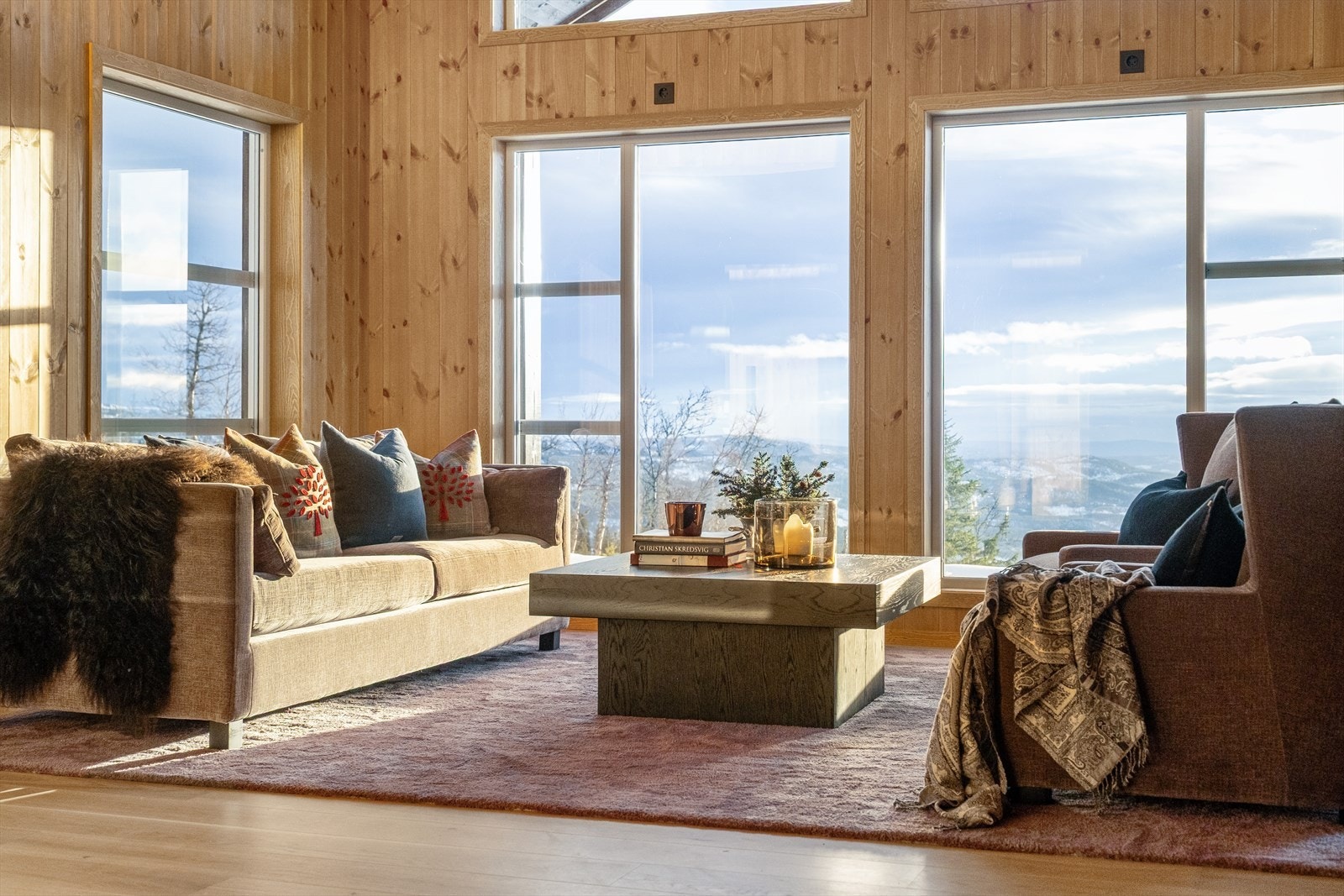 Store vindusflater som slipper naturen og utsikten helt inn Galleribilde