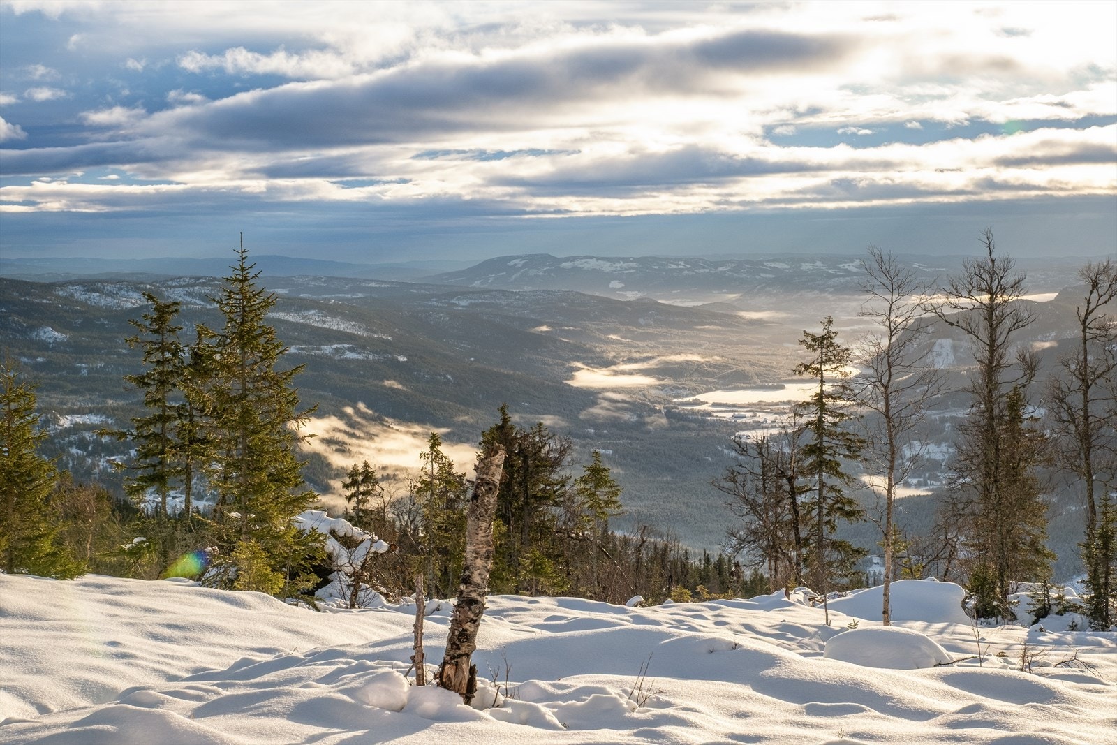 Vidstrakt og stemningsfull fjellutsikt over Eggedal og omkringliggende naturområder Galleribilde