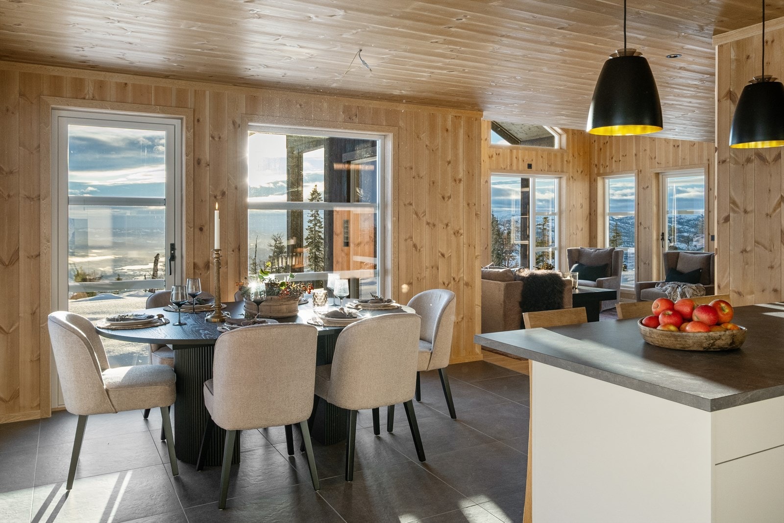 Åpen kjøkkenløsning som gir god flyt mot spiseplass og stue Galleribilde