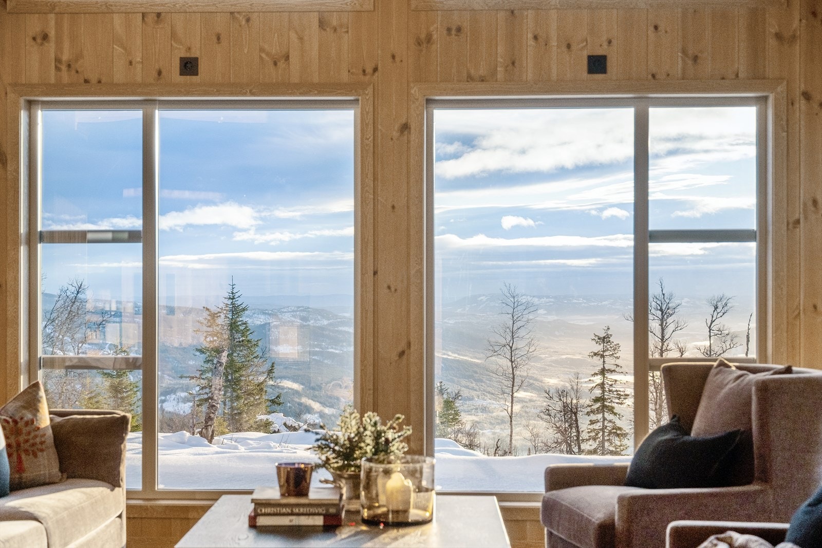 En innbydende stue hvor utsikten blir en naturlig del av opplevelsen Galleribilde