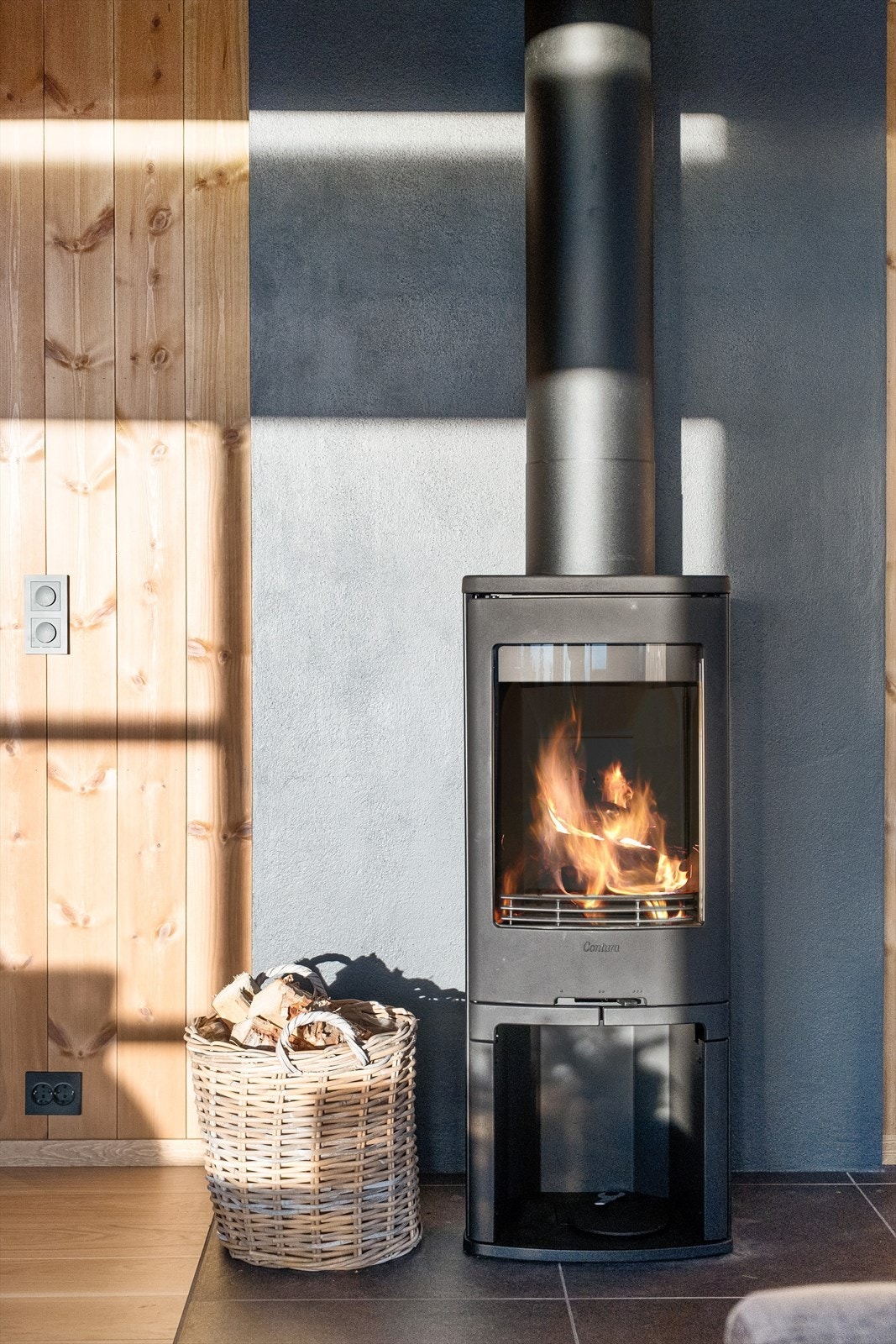 Lun peisovn i stuen som gir både varme og hyggelig hytteatmosfære Galleribilde