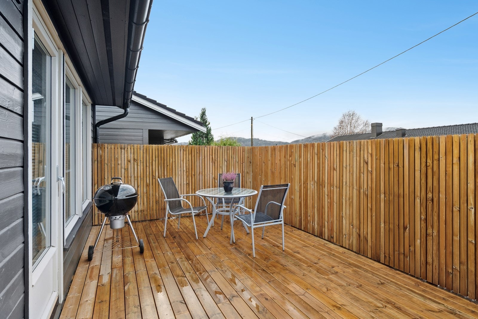 Fra Stuen er det videre utgang til den flotte terrassen som har et fint areal på hele ca. 28m². Terrassen er usjenert, har god plass til utemøbler og fine solforhold med sol fra morgen til kveld. Galleribilde