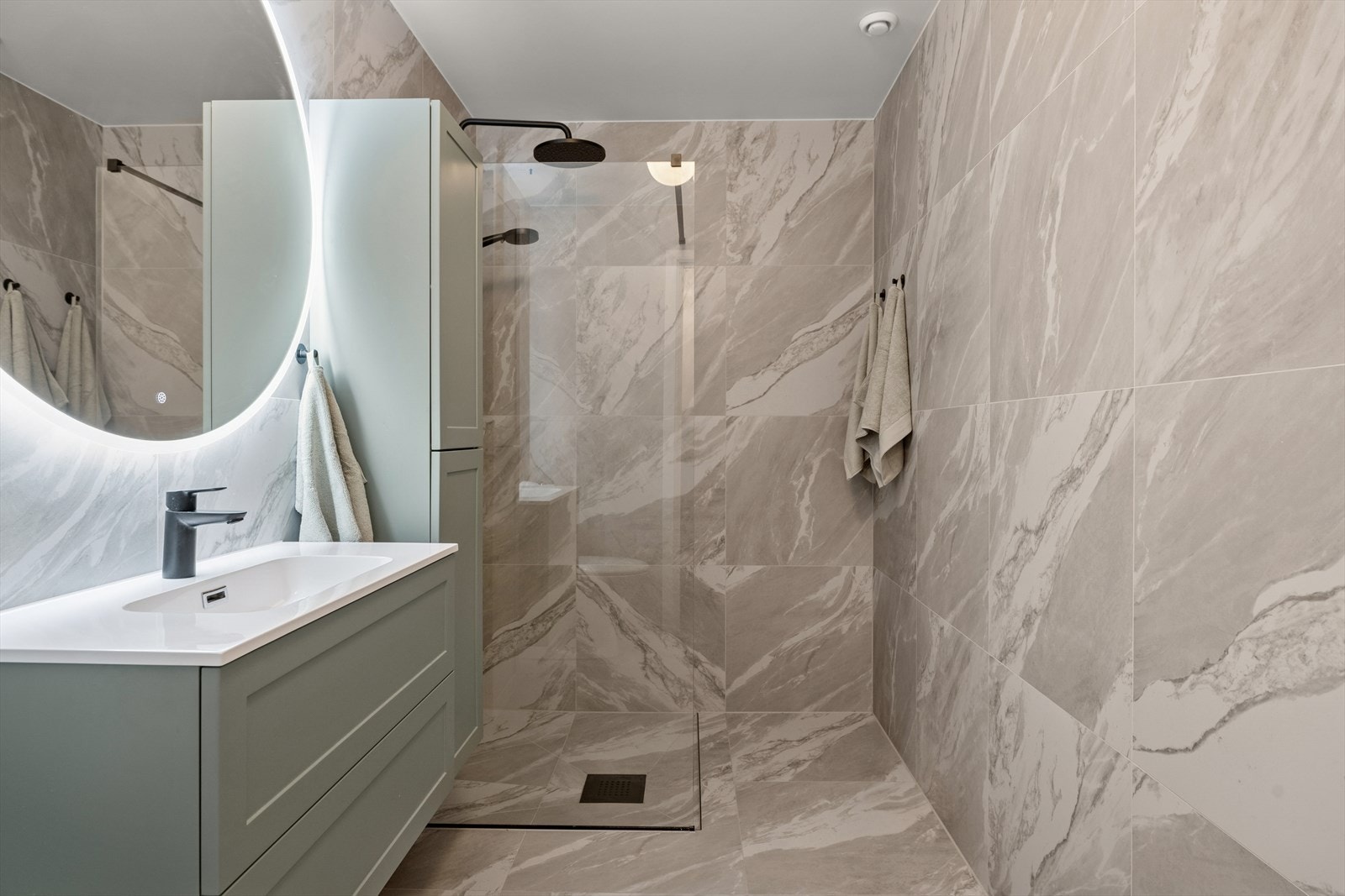 Badet er familievennlig innredet og ble pusset opp i 2025 med nye blant annet nye fliser, dusjvegg, sort regnfallsdusj, innredning og speil. Arbeidet ble utført i regi av fagfirma. Galleribilde