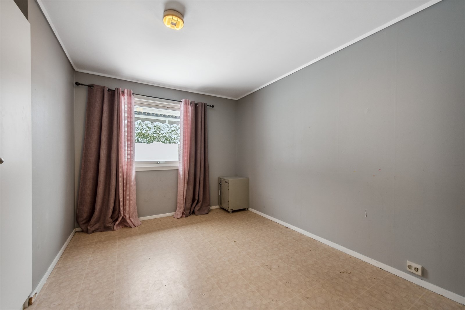 Det er god plass til seng med tilhørende nattbord og ønskede garderobeløsninger. Galleribilde