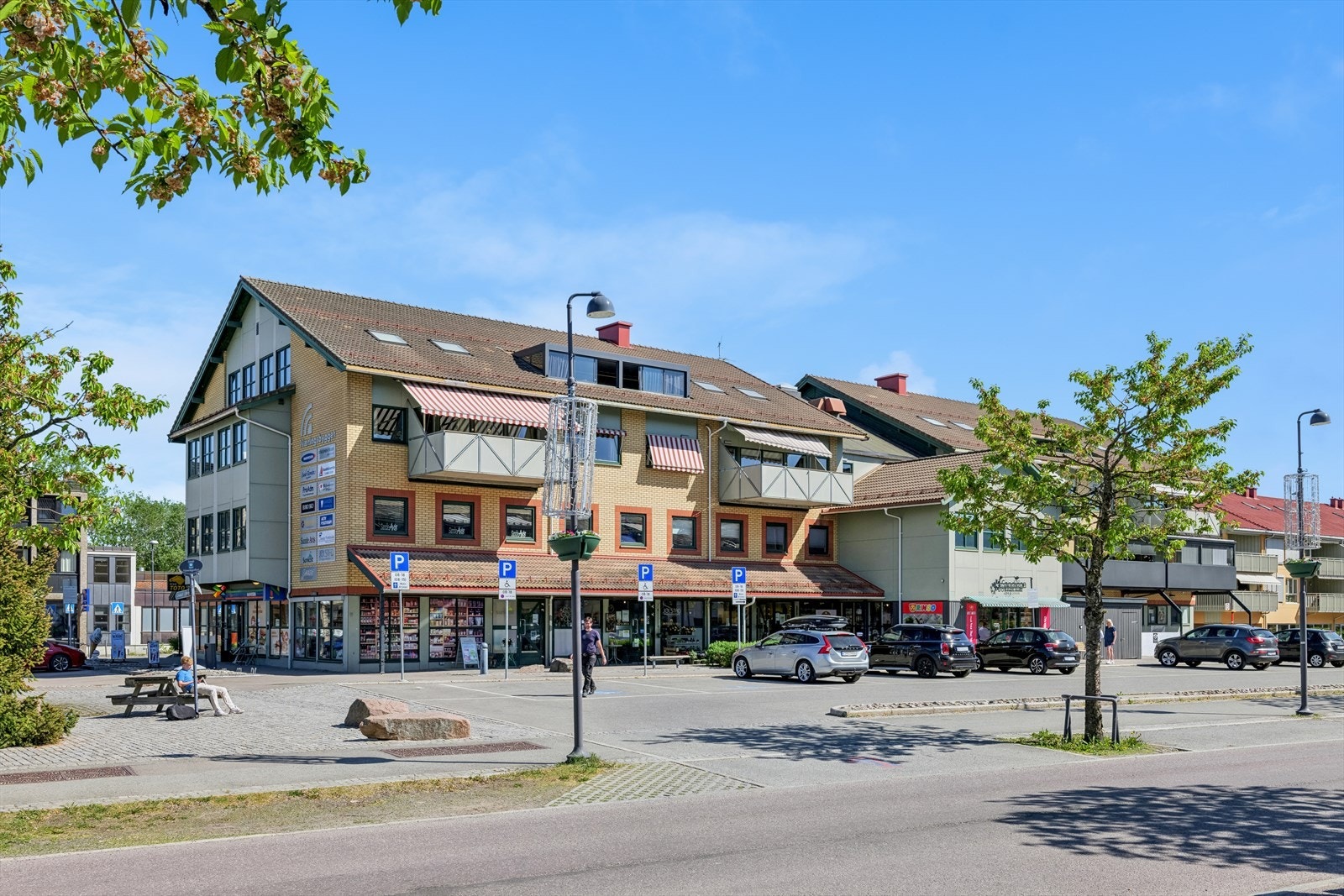 I Sande sentrum finner man et stort utvalg av forretninger, apotek, post, caféer/restauranter og underholdningstilbud. Galleribilde