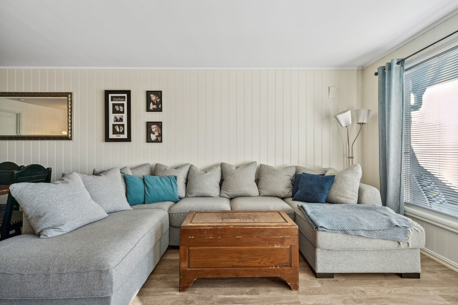 Det er pene fargevalg som føyer seg naturlig og fint til det lyse laminatgulvet. Galleribilde