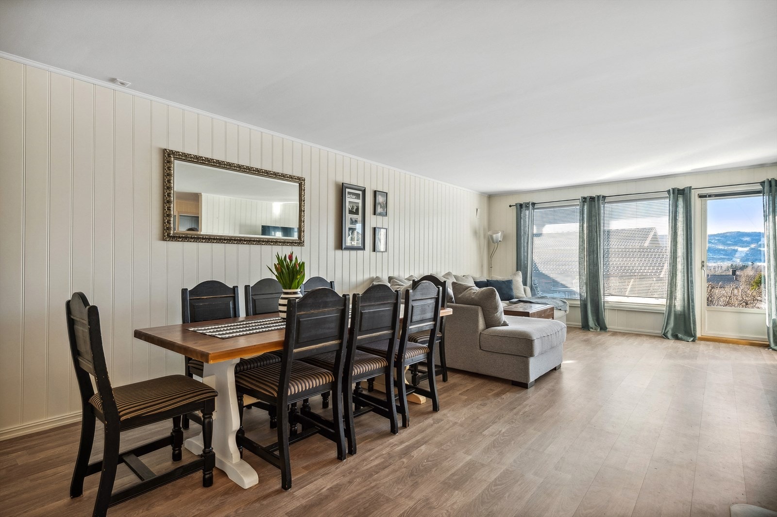 Romslig, innbydende og åpen stue med mange møbleringsmuligheter. Stuen har store vinduer og terrassedør med glass med videre utgang til terrasseområdet, som slipper inn godt med dagslys. Galleribilde