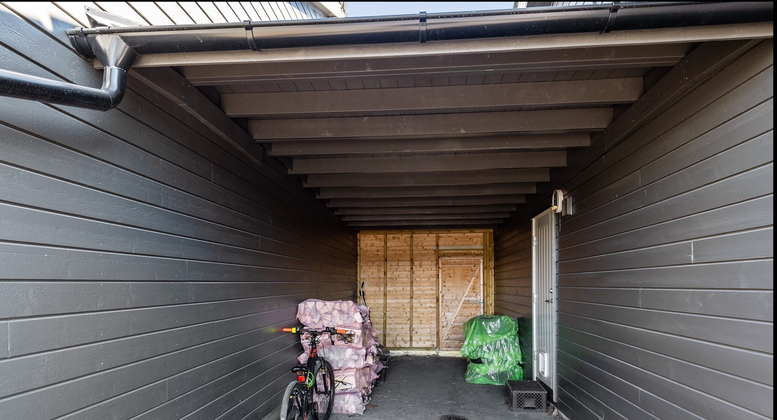 Carport er asfaltert og har god plass til parkering og adkomst til hageområdet. Galleribilde