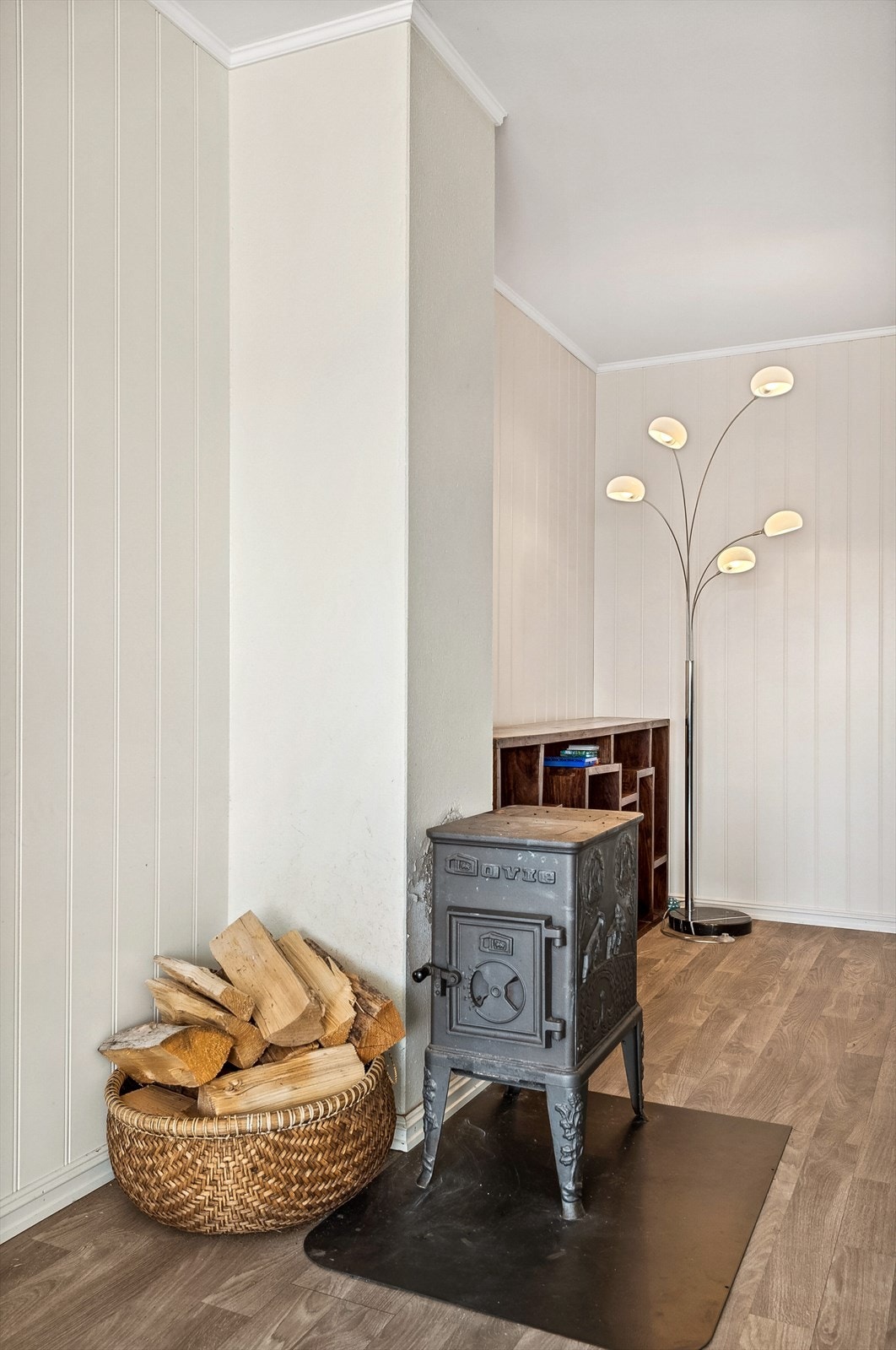 Det er ildsted i rommet for en effektiv oppvarming. Galleribilde