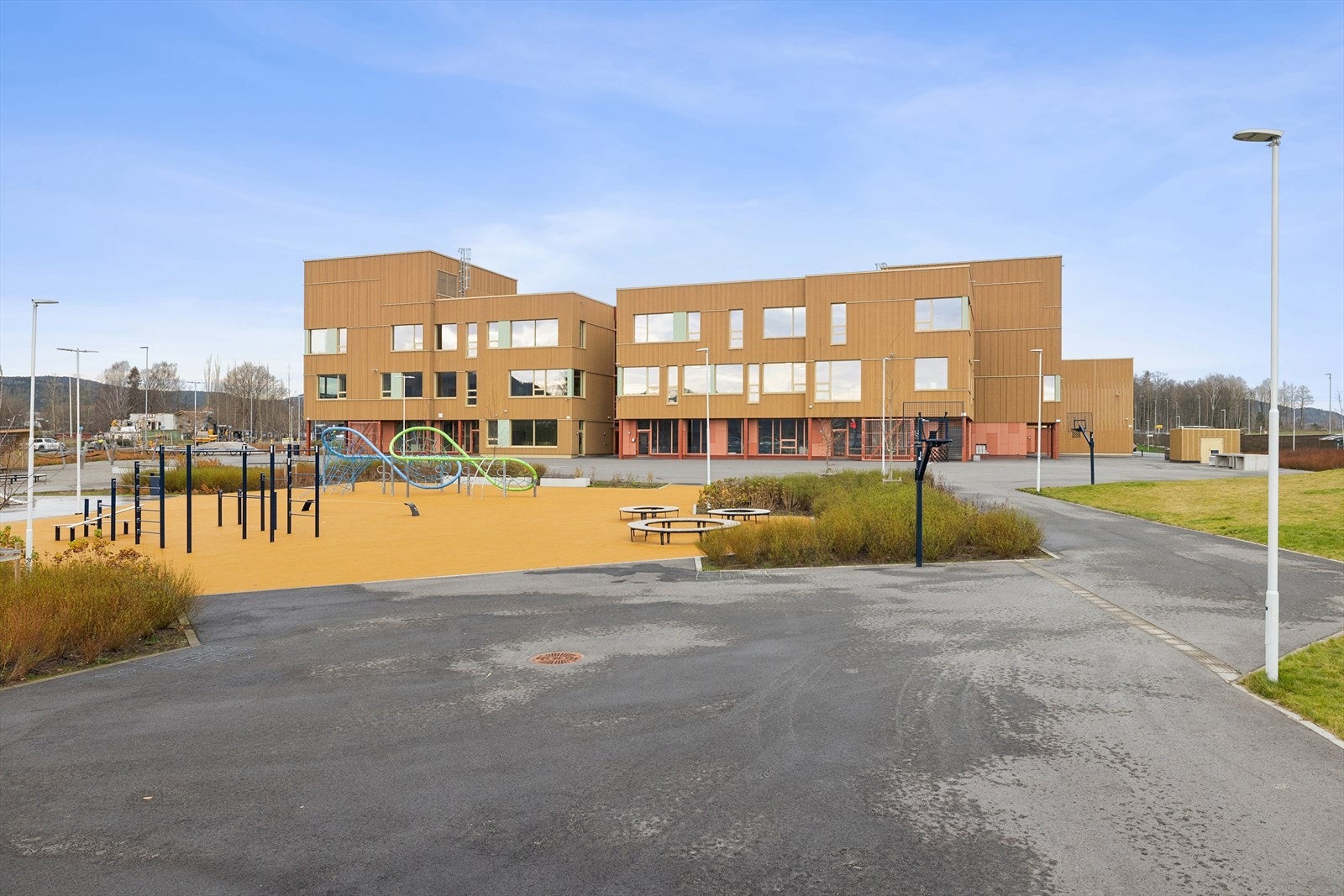 Det er ferdigstilt ny barne- og ungdomsskole i Sande sentrum i 2023. Galleribilde