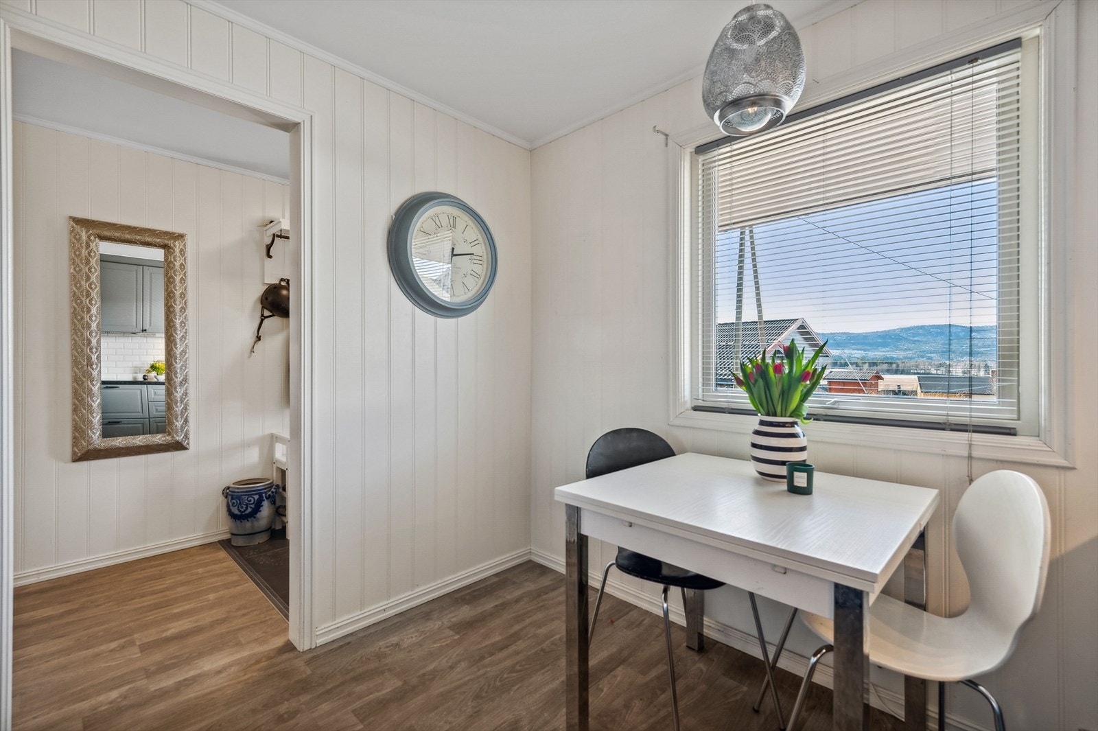 Det er i tillegg et stort vindu som slipper inn godt med dagslys og god plass til spisebord for hverdagslige måltider. Galleribilde