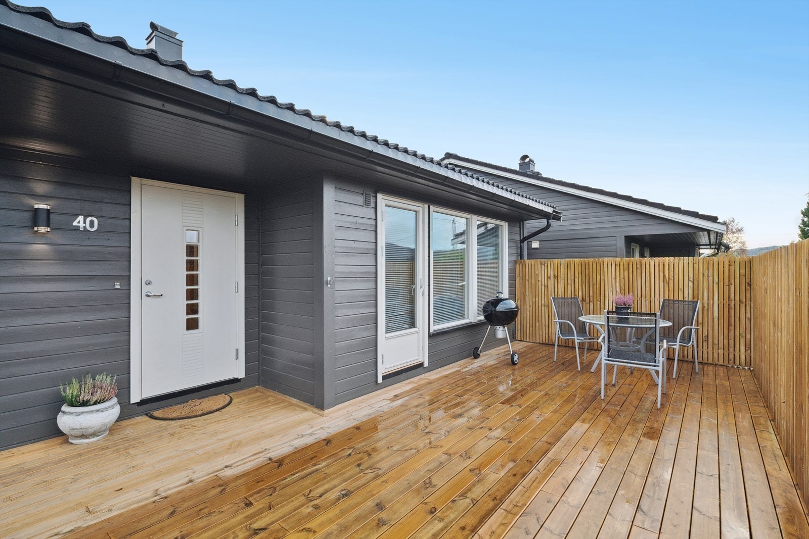 Boligen har et koselig overbygget inngangsparti i forbindelse med terrassen Galleribilde