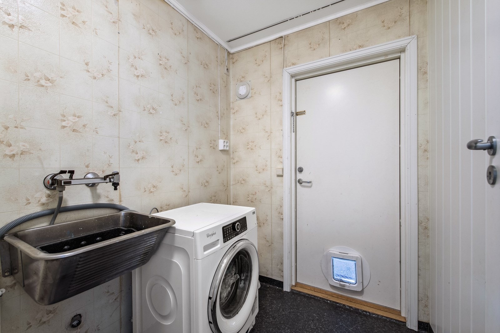 Vaskerommet er et eldre årgang men ble i 2018 oppgradert av fagfolk med gulvbelegg og enkelte MDF-plater på vegger. Rommet inneholder opplegg for vaskemaskin og utslagsvask. Det er utgang fra rommet til carporten. Galleribilde