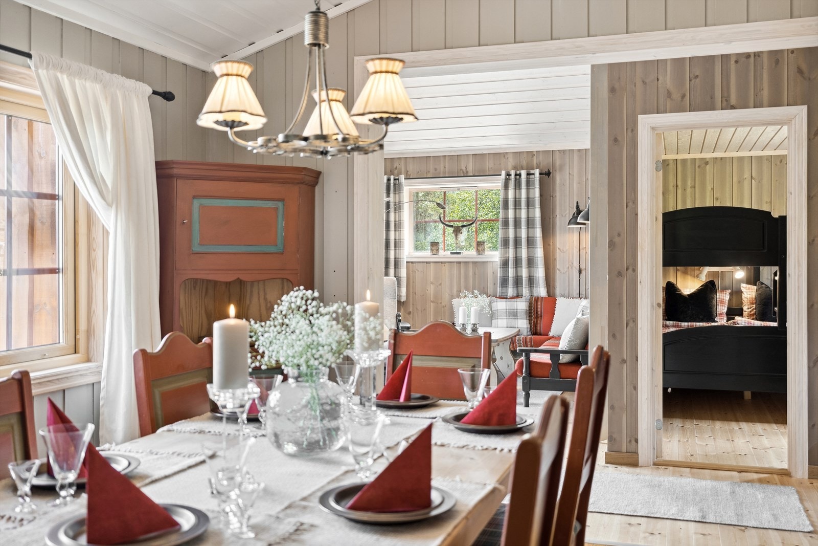 Inne i hytta er det lyst og hyggelig med en fin kombinasjon av beisede og malte overflater. Galleribilde