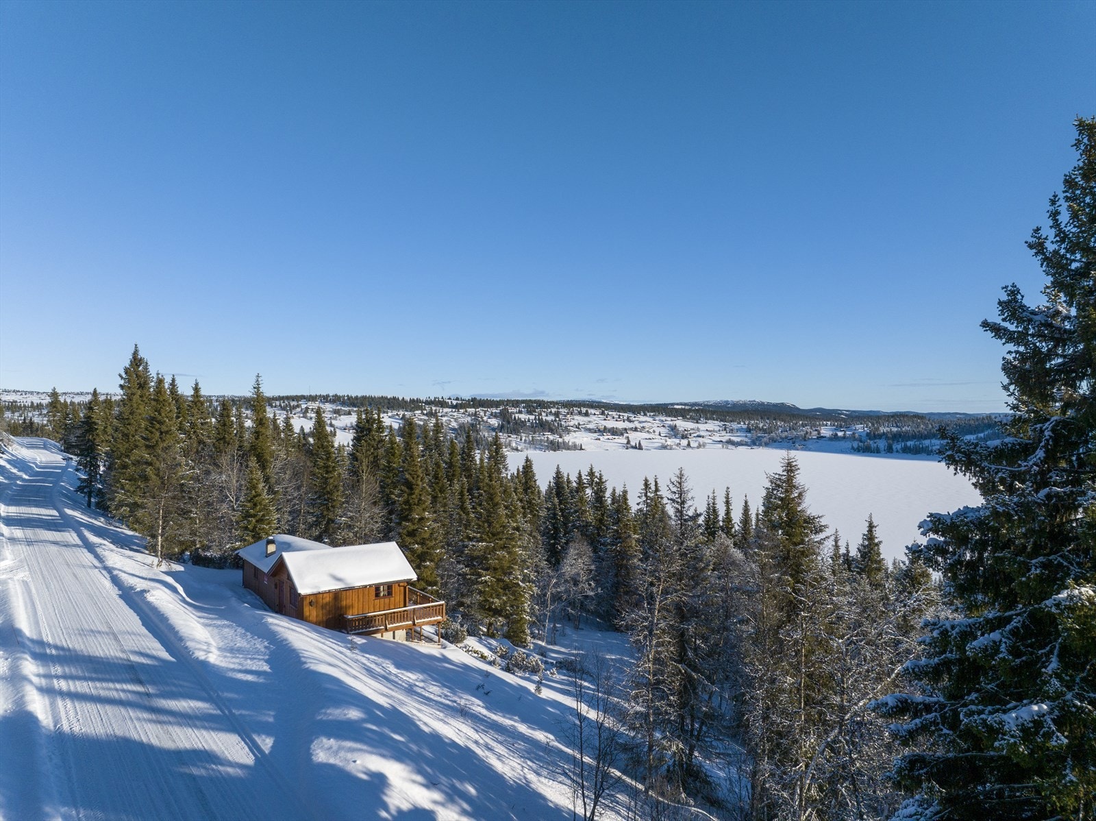 Her kan en glede seg til varme sommerdager, klare høstdager med vakre farger på trær og lyng, samt synet av hvite vidder en frisk vinterdag. Galleribilde