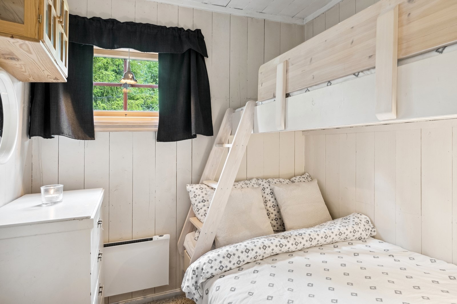 To av soverommene har praktisk familiekøye. Soverom 1. Galleribilde