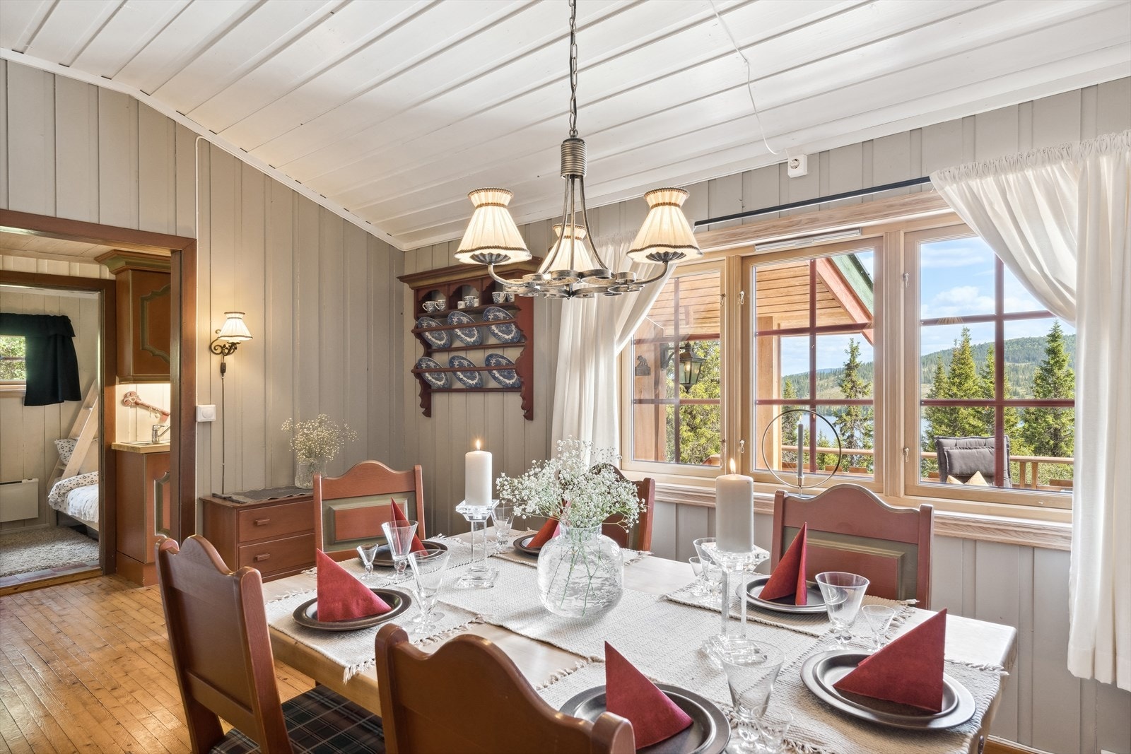 De store vinduene, gir optimal utnyttelse av den flotte utsikten og de slipper inn godt med lys. Galleribilde