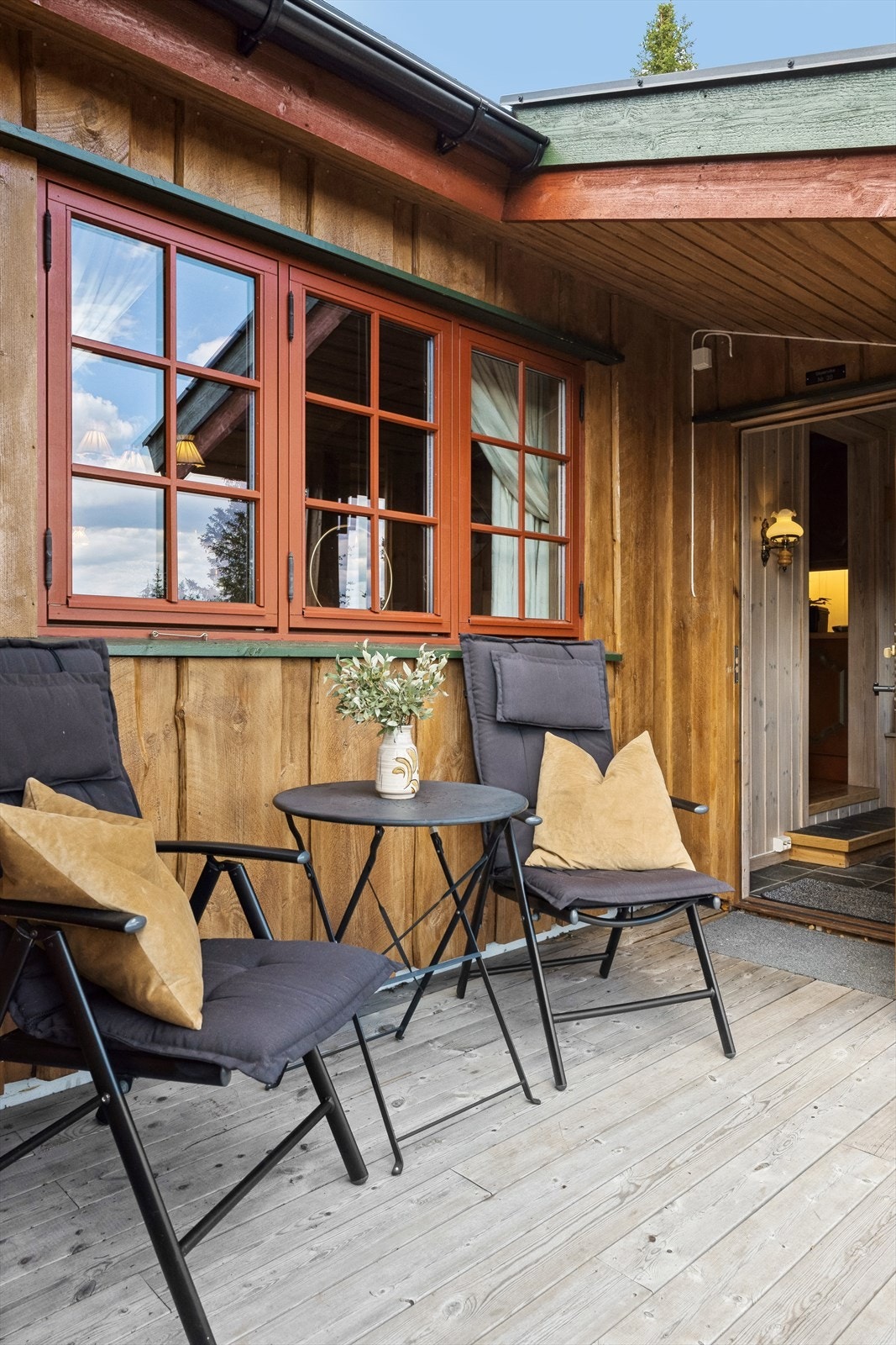 Hytta har også koselig, delvis overbygd inngangsparti. Galleribilde