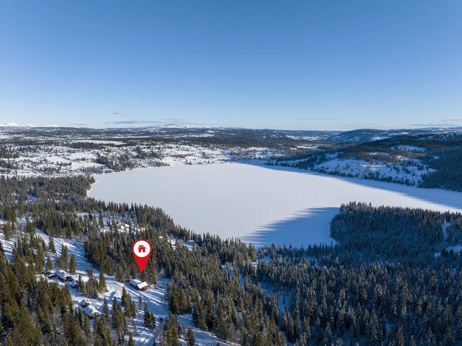 Hytta ligger ved foten av Skarvemellen, ikke så langt fra Turrsjøen. Dette er et vakkert turområde i Øystre Sidre kommune. Galleribilde