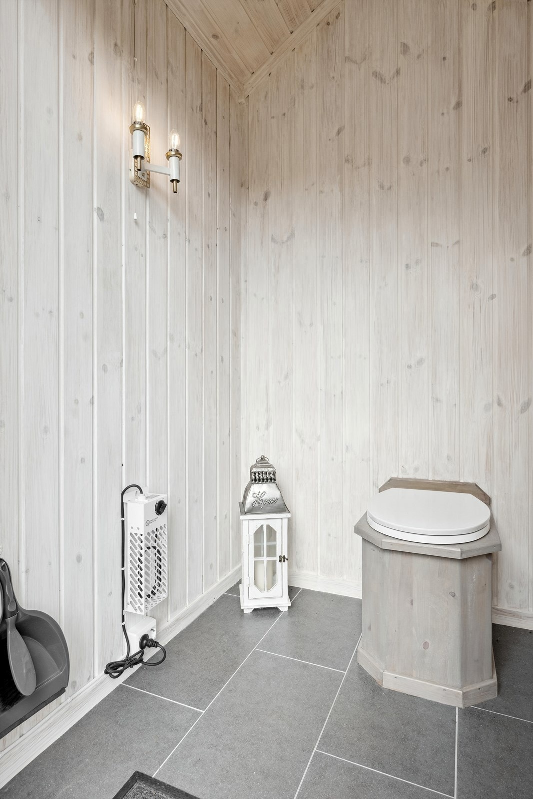 Utedoen (pissoar) er lys og imøtekommende med innlagt varme og fin dobenk. Galleribilde