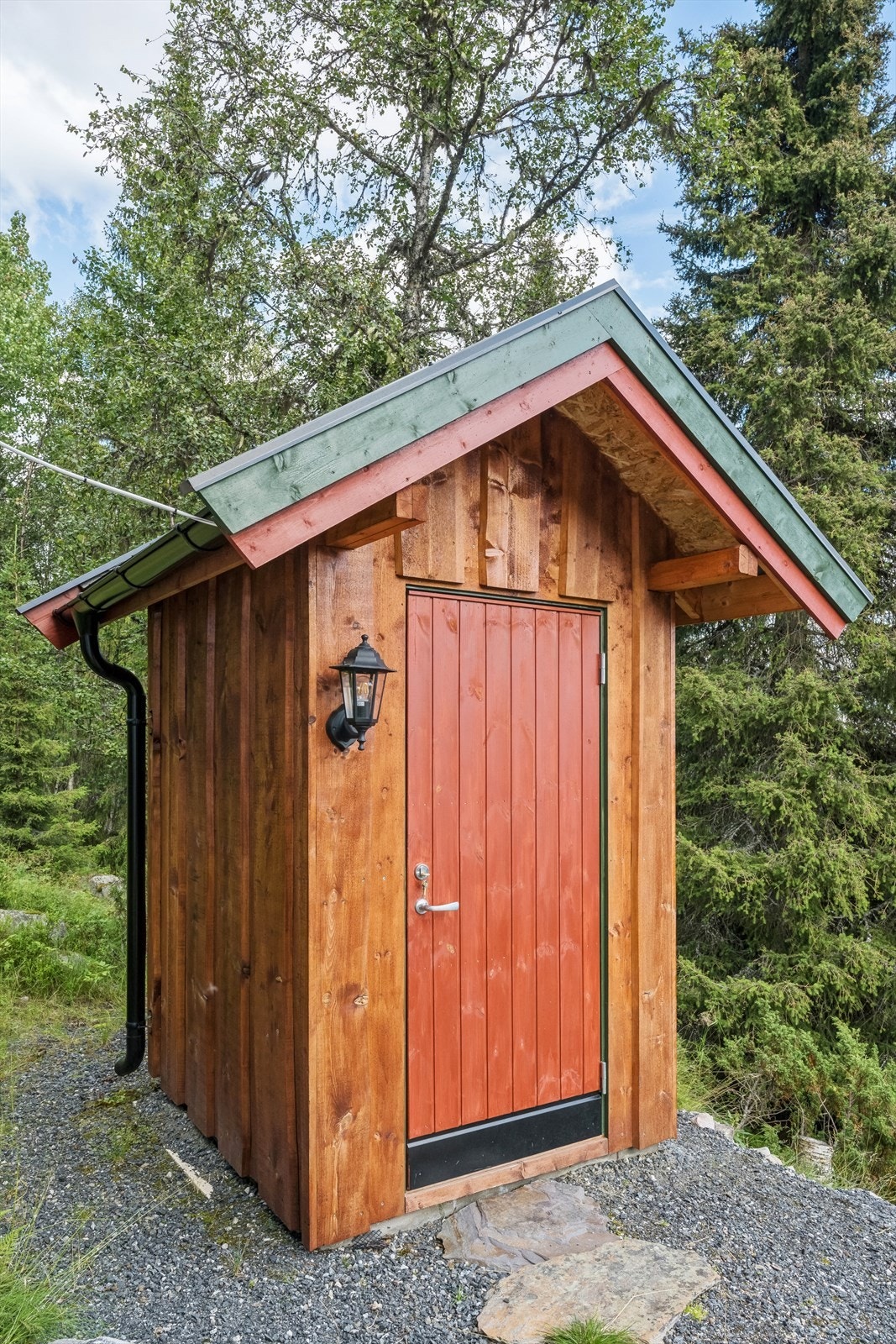 På tunet står det også en nybygget og vinterisolert utedo med pissoar. Galleribilde