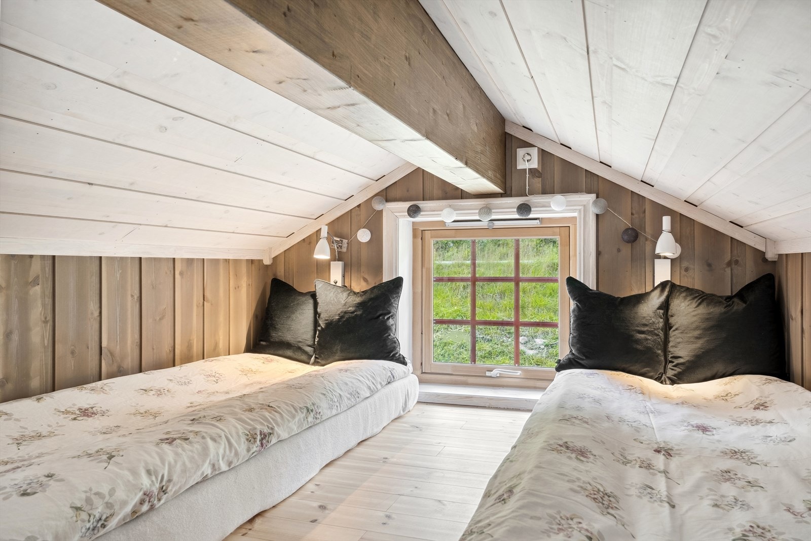 Hemsen er innredet med ytterligere to sengeplasser, men disse er ikke godkjent som oppholdsrom. Galleribilde