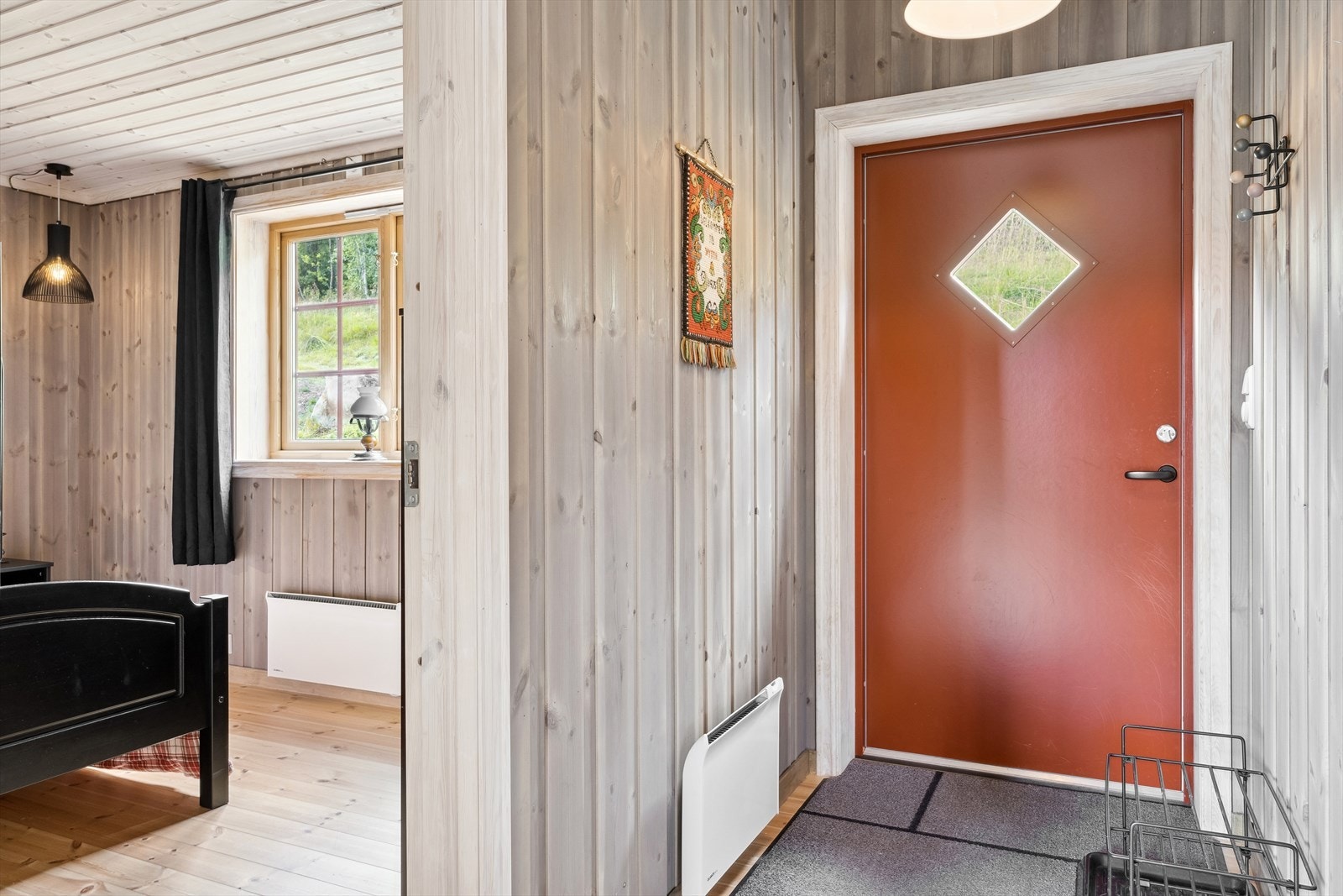 I tillegg har hytta en koselig entré med plass til ytterklær og sko. Galleribilde