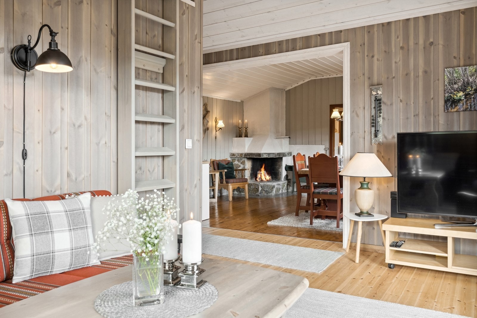 Fra stua går det stigetrapp opp til innredet hemsrom. Galleribilde