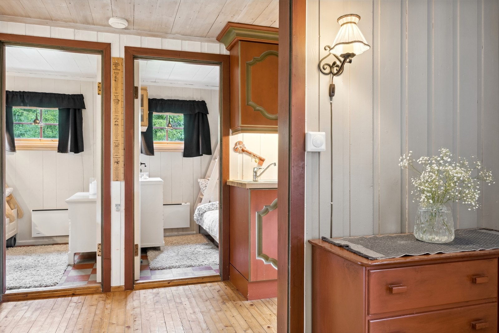 Hytta har godt med sengeplasser, og med hele tre soverom er det god plass til store og små. Galleribilde