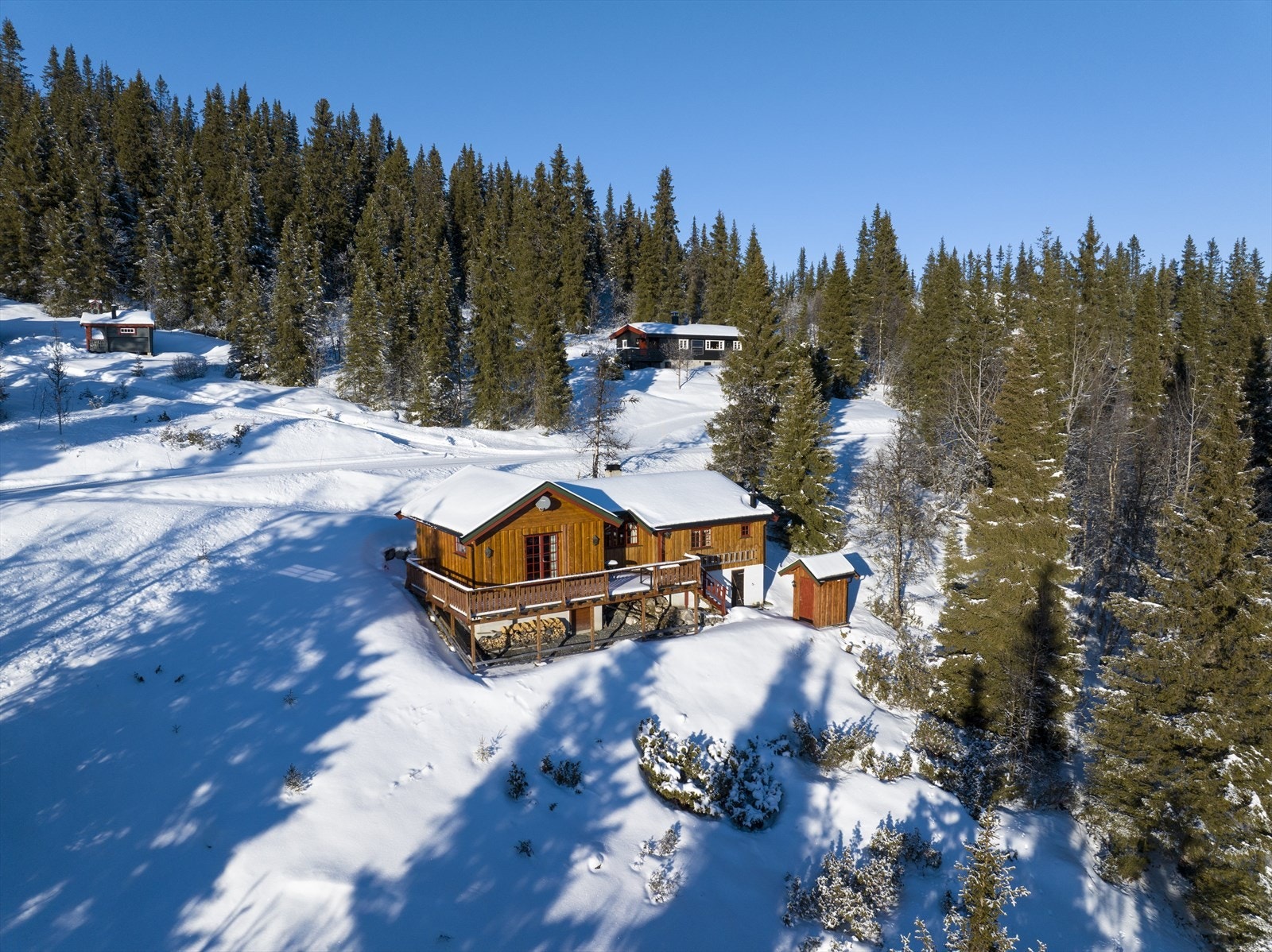 Ved eiendommen er det mulighet til å trekke seg tilbake å nyte en rolig hyttetilværelse i de usjenerte omgivelsene. Galleribilde