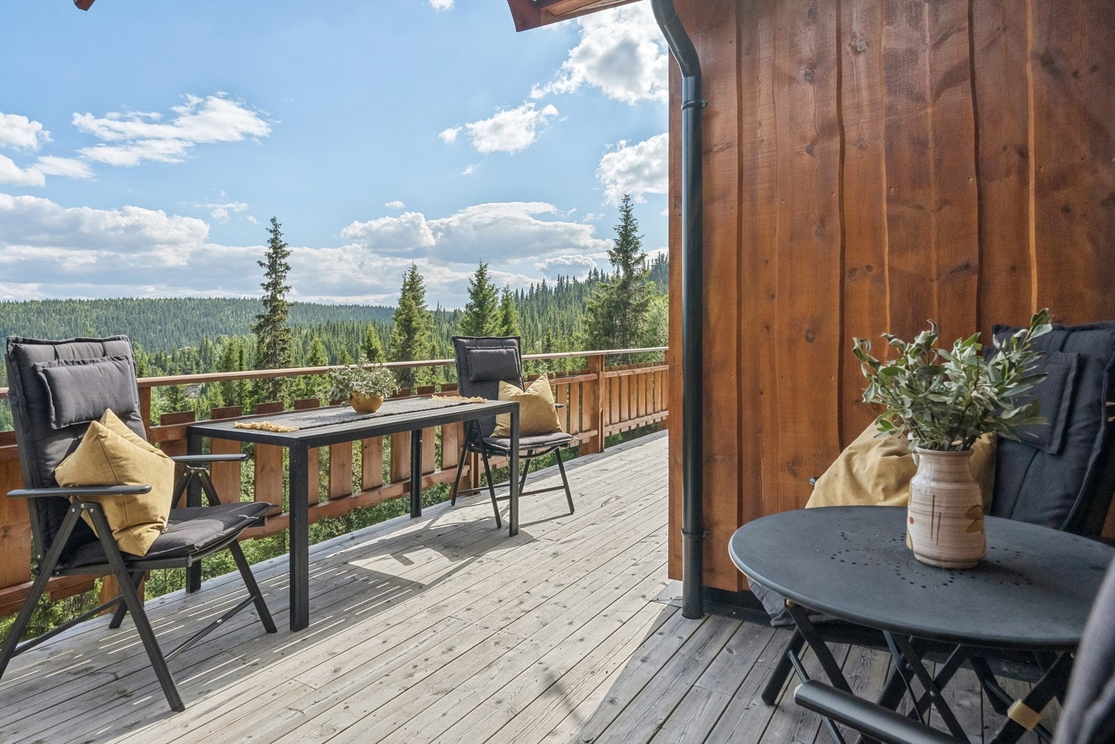 Den flotte beliggenheten kan gjerne nytes fra den åpne verandaen, som har fin plass til utemøbler, grill m.m. Galleribilde