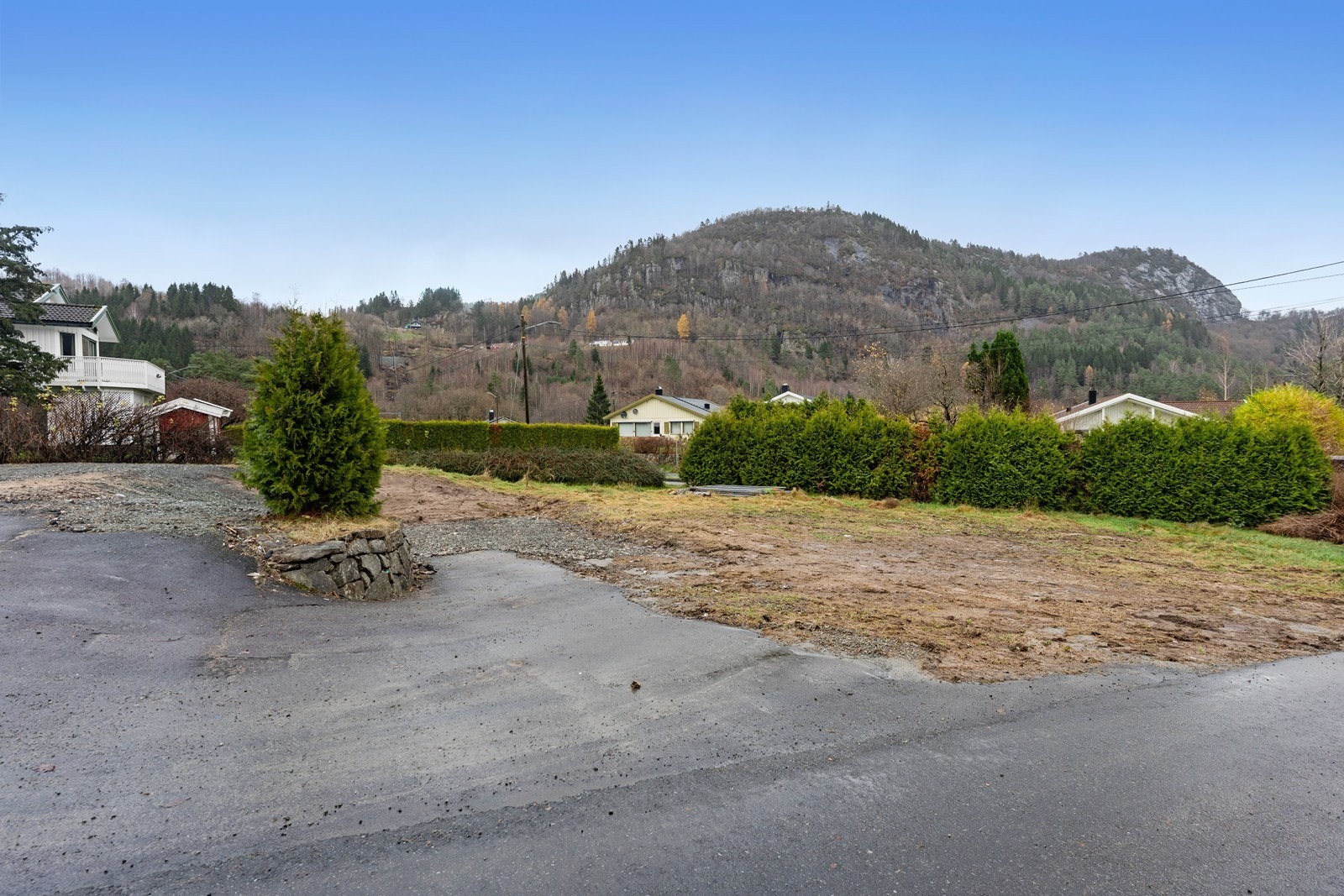 Asfaltert innkjørsel. Galleribilde