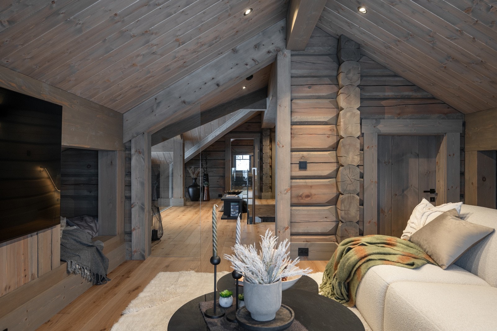 Romslig andre etasje, med tv-stue og mange muligheter for inndeling for både store og små. Galleribilde